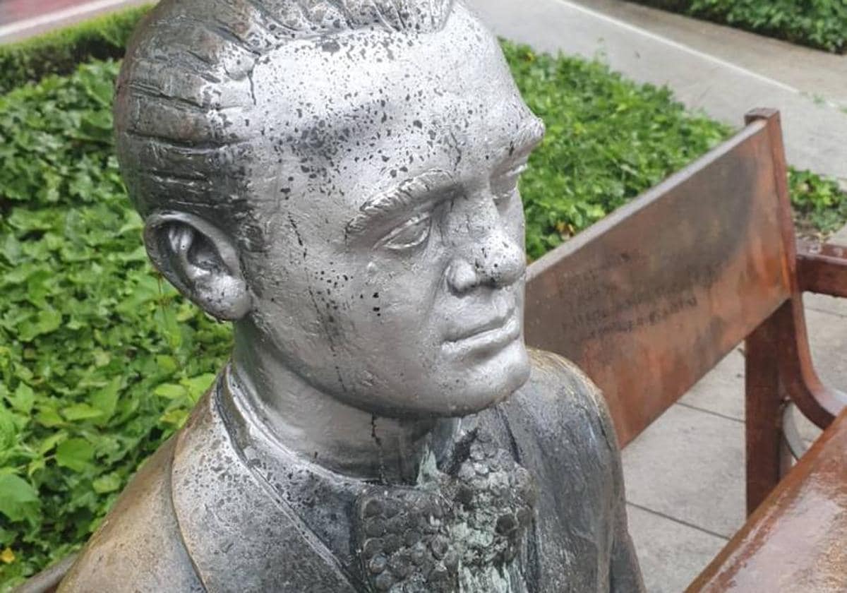 La estatua 'vandalizada' del poeta.