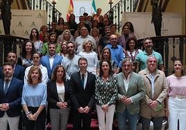 Autoridades y familias acogedoras, ayer en la presentación.
