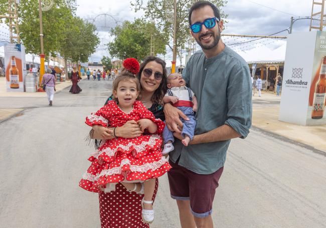 Silvia y Guillermo con sus hijos, Naia y Raúl, que cumplía ayer un mes.