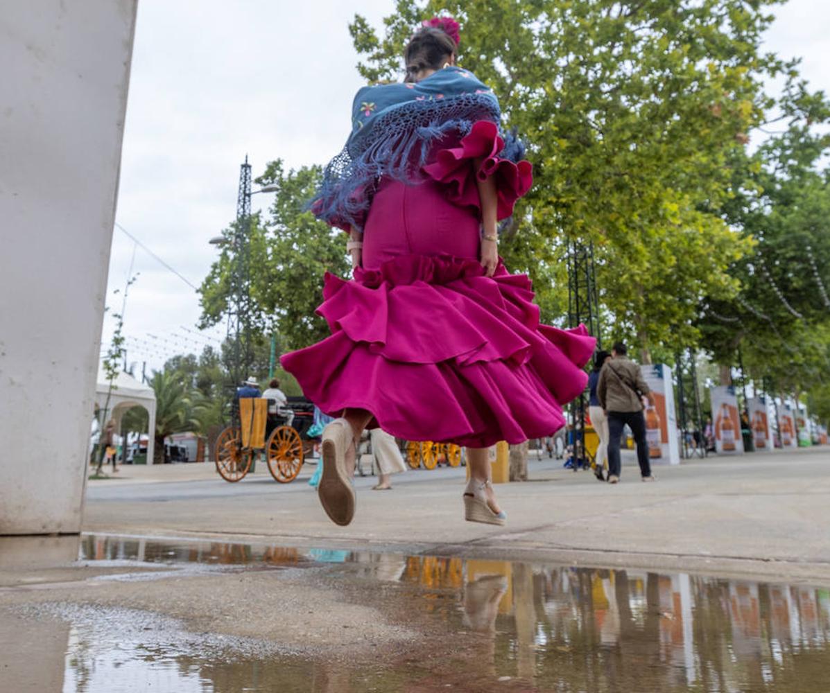 Elena salta el charco que había en la entrada del ferial.