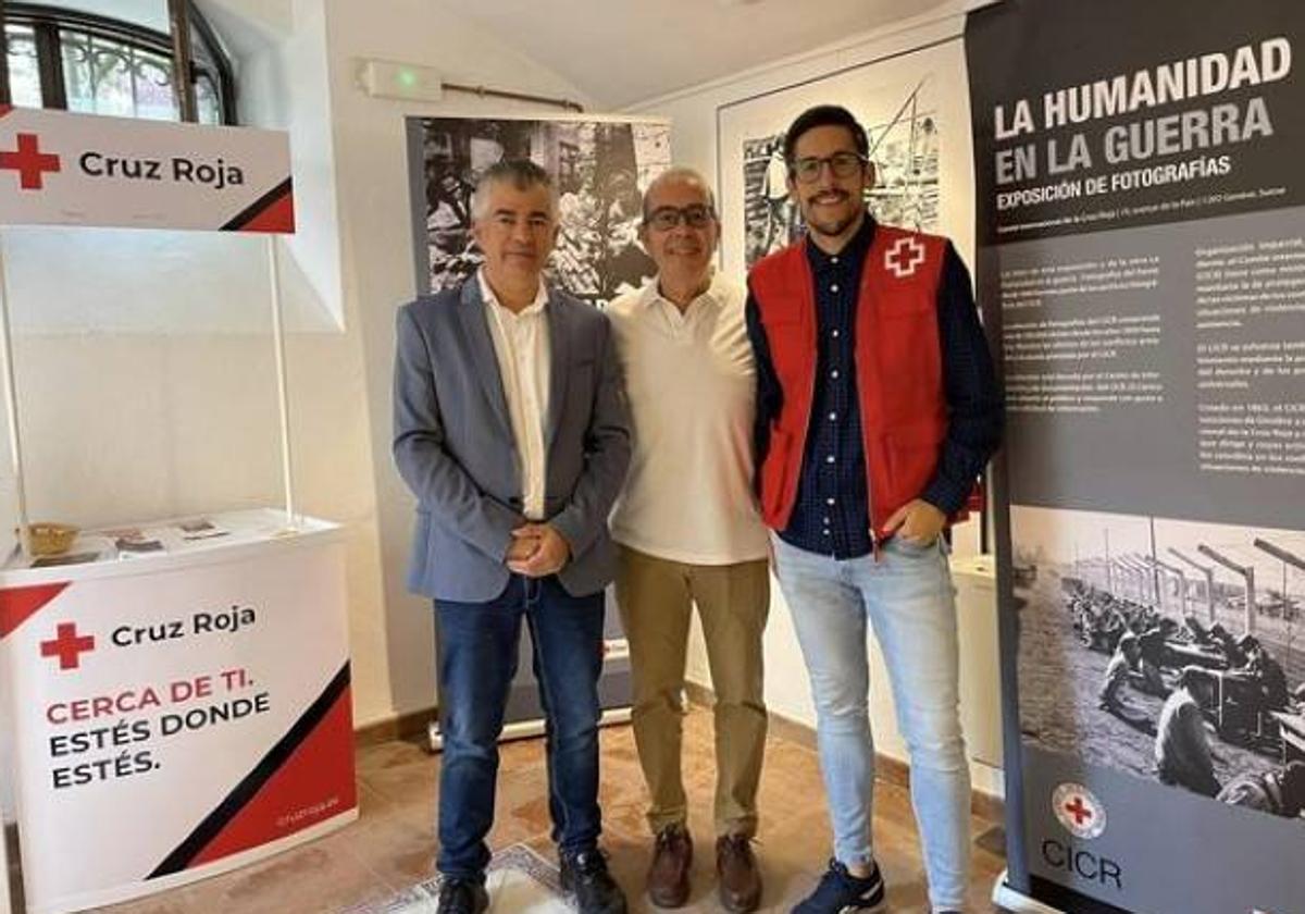 Cruz Roja acerca a Martos la exposición fotográfica 'La Humanidad en la Guerra'.