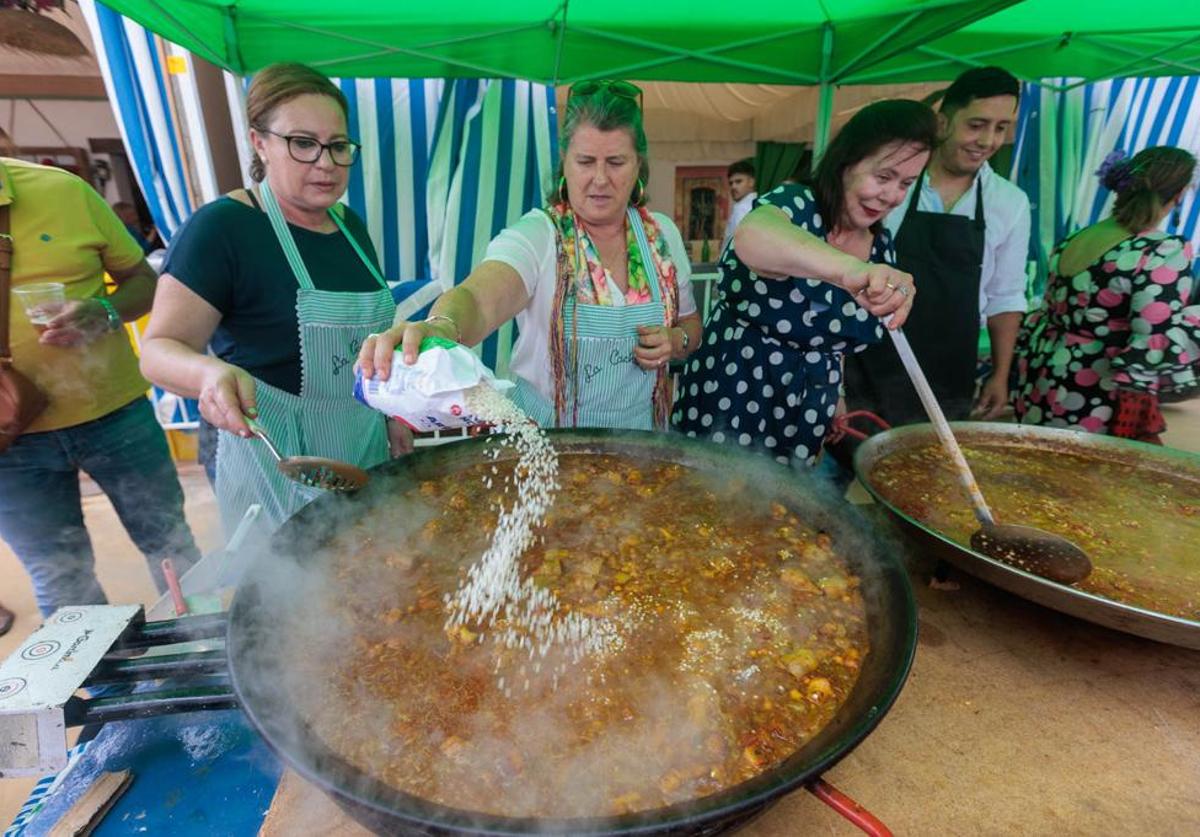 Preparativos de paellas en la feria del Corpus.