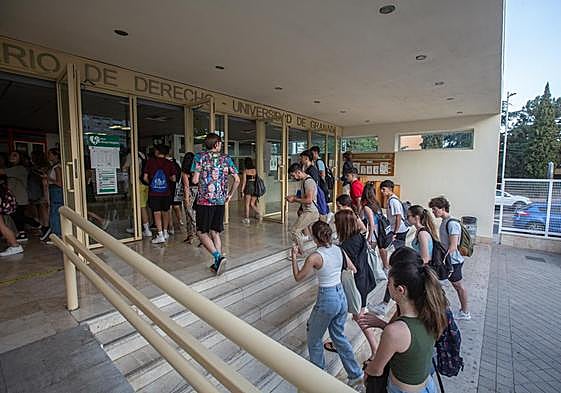 Estudiantes se dirigen a realizar los exámanes de selectividad en Granada el curso anterior