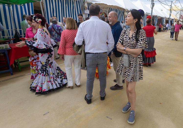 Imagen principal - Los turistas también acuden a disfrutar del ferial de Almanjáyar.