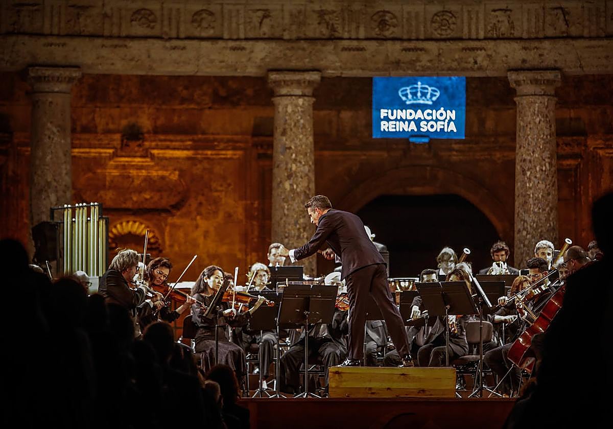 La OCG, con Lucas Macías al frente, anoche en el Palacio de Carlos V.