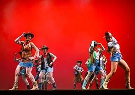 Una de las actuaciones de la gala de clausura de las actividades de los centros de la Mujer de Almería.