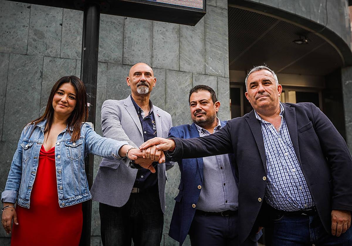 Amabel Adarve (Maracena Conecta), Juan Antonio Quesada (Vox), Julio Pérez (PP) y Miguel Ángel Fernández (Quiero Maracena) sellan el pacto de gobierno.