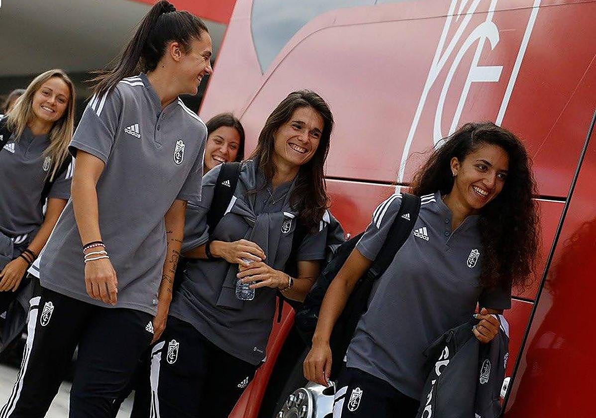 Las futbolistas del Granada femenino, sonrientes.
