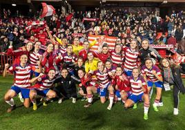 Las jugadoras del Granada, felices tras eliminar al Alavés en Copa.