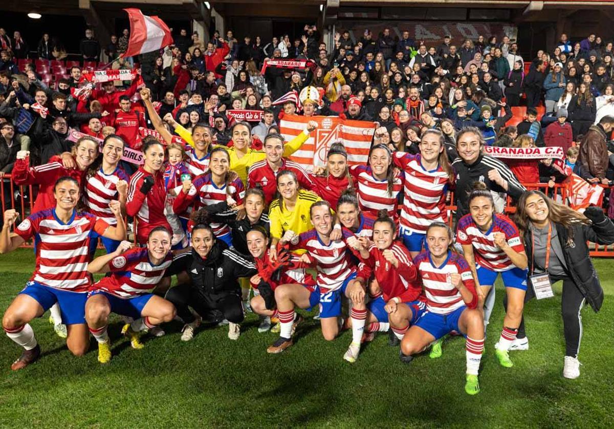 Las jugadoras del Granada, felices tras eliminar al Alavés en Copa.