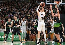 Musa intenta un triple