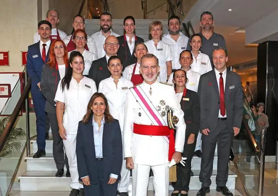 El Rey, junto a Lucía Bermejo, directora del hotel NH Collection Granada Victoria, y el resto del equipo.