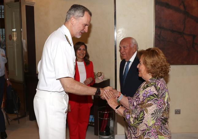 Su majestad saludó a los propietarios del hotel NHVictoria, Eduardo Salas y Rita Martínez.