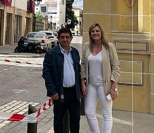 Francisco Reyes y Lola Marín, ante la puerta efímera para el Corpus Christi.