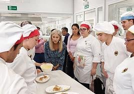 La consejera de Desarrollo Educativo y FP, Patricia del Pozo, en el IES 'Almeraya'.