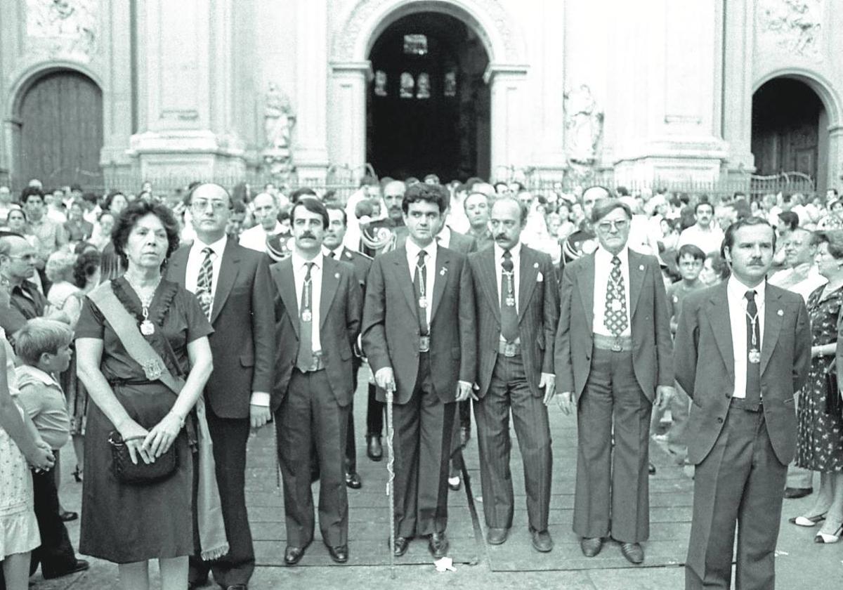 La corporación municipal de 1982, preside la procesión del Corpus.