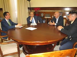 Reunión de representantes de Asoproal con el subdelegado y el jefe provincial de Tráfico.