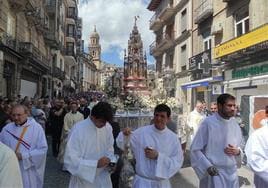 Paso de la Custodia por la calle Bernabé Soriano, La Carrera, en Jaén capital en la mañana de este domingo.