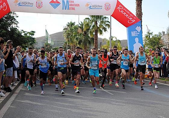 Salida multitudinaria de la Media Maratón de Motril.
