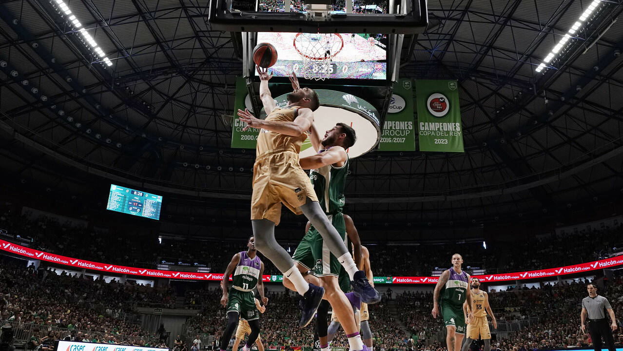 Rebote de Nikola Kalinic en el Carpena