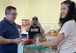 Mamen Barranco deposita su voto en las elecciones andaluzas de 2022.