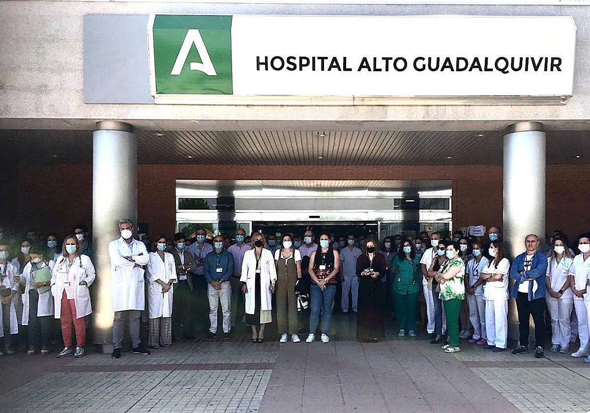 Minuto de silencio a las puertas del centro iliturgitano.