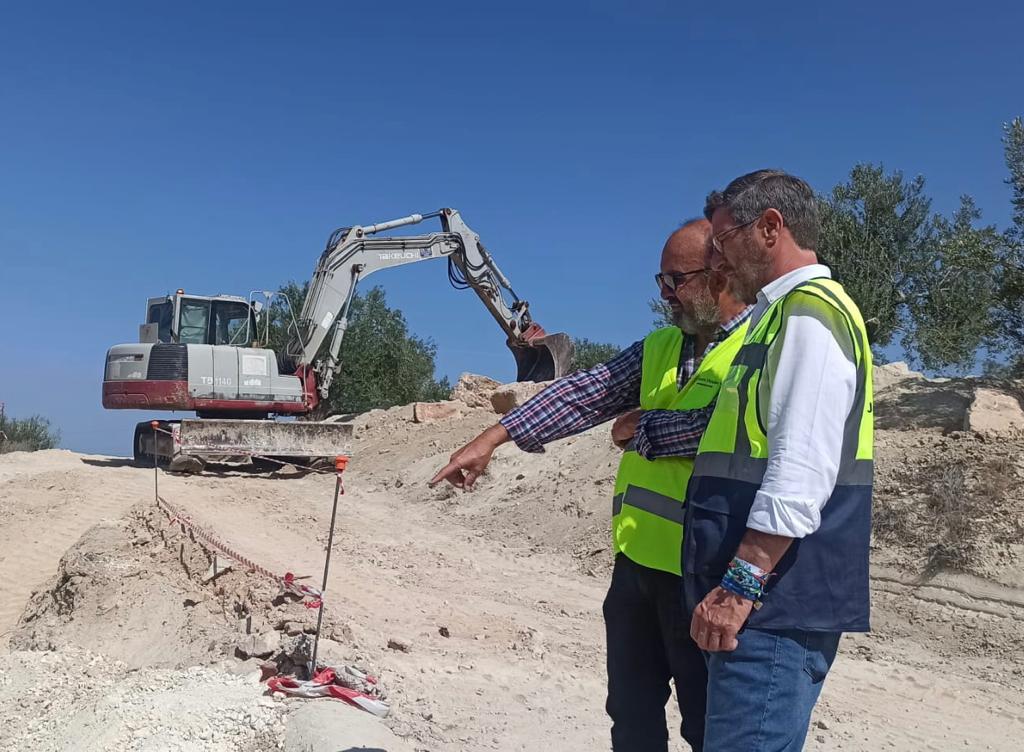 Miguel Contreras durante la visita a las obras en la A-316.