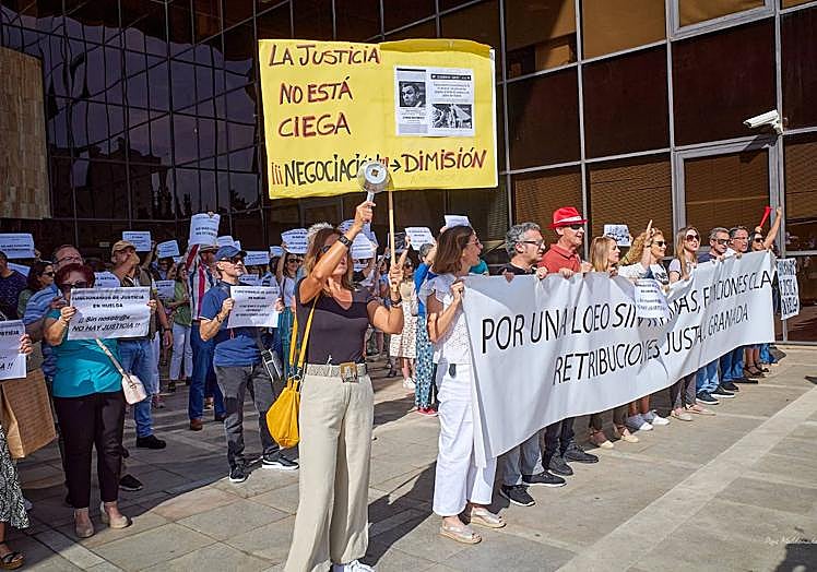 Los funcionarios han vuelto a exhibir su pancarta contra la falta de negociación de la Ley Orgánica de Eficiencia Organizativa (LOEO).