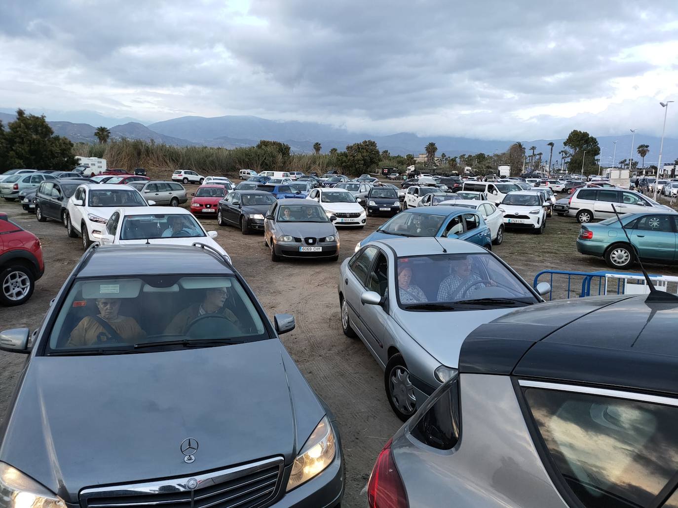 Solar habilitado para aparcamiento en el desfile naval del 2 de junio.