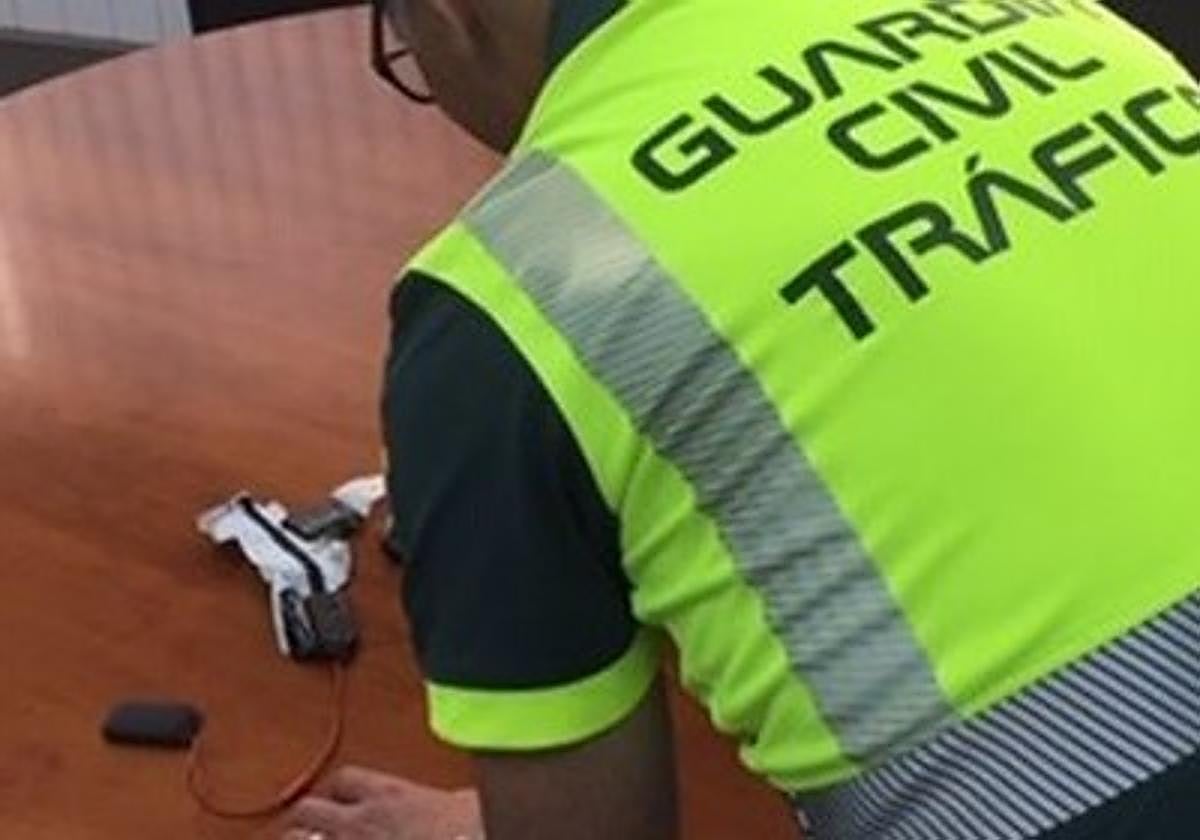 Pillan a un vecino de Iznalloz con una microcámara.