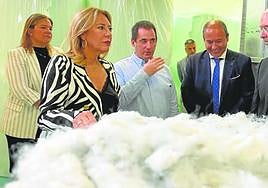 La consejera conversa con los responsables de Jalsosa.