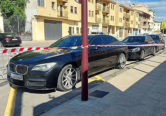 Vehículos de alta gama incautados y aparcados frente a la Comandancia de la Guardia Civil de Guadix.