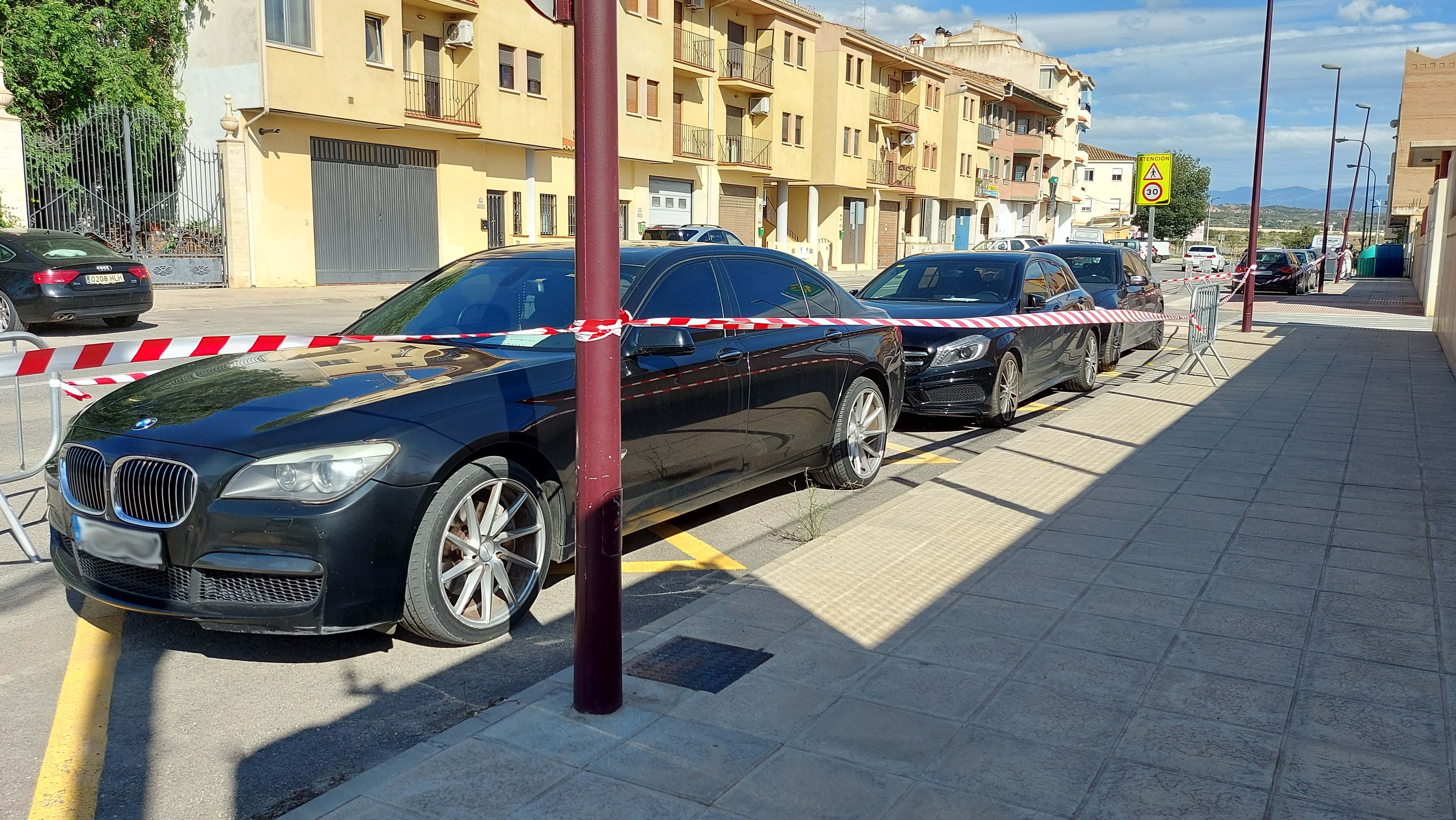 Vehículos de alta gama incautados y aparcados frente a la Comandancia de la Guardia Civil de Guadix.