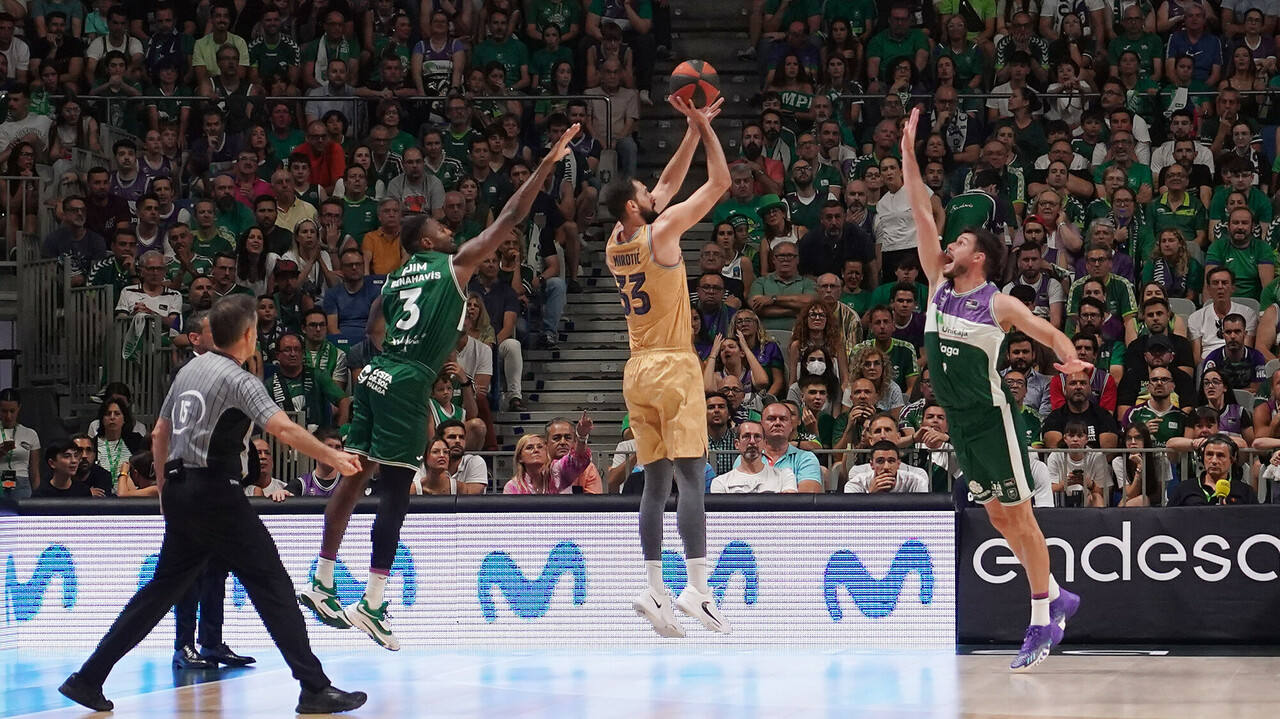 Suspensión de Mirotic entre la defensa de Unicaja.