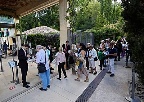 Imagen secundaria 1 - Colas de entrada y personal del concierto, indicando cómo guardar el móvil en la bolsita. 