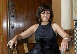 Carmen Calvo, en imagen de archivo en la Alhambra, busca un sillón por Granada.