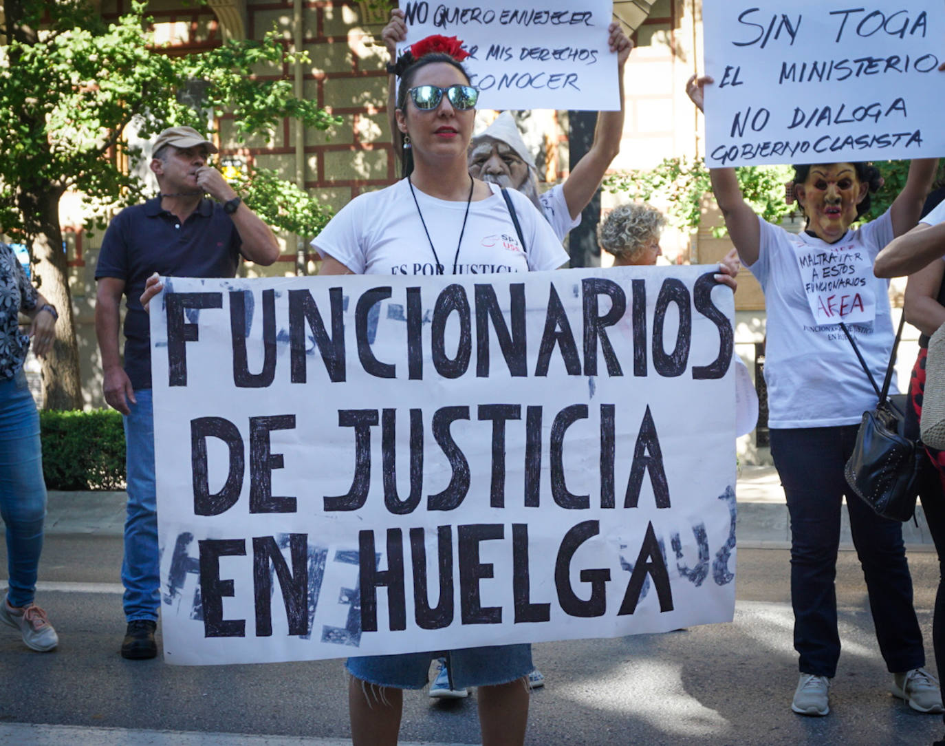 Carteles de protesta exhibidos en el acto reivindicativo.