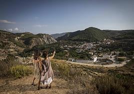 Imagen de archivo del Valle de Lecrín y dos miembros de la plataforma 'Di No A Las Torres'.