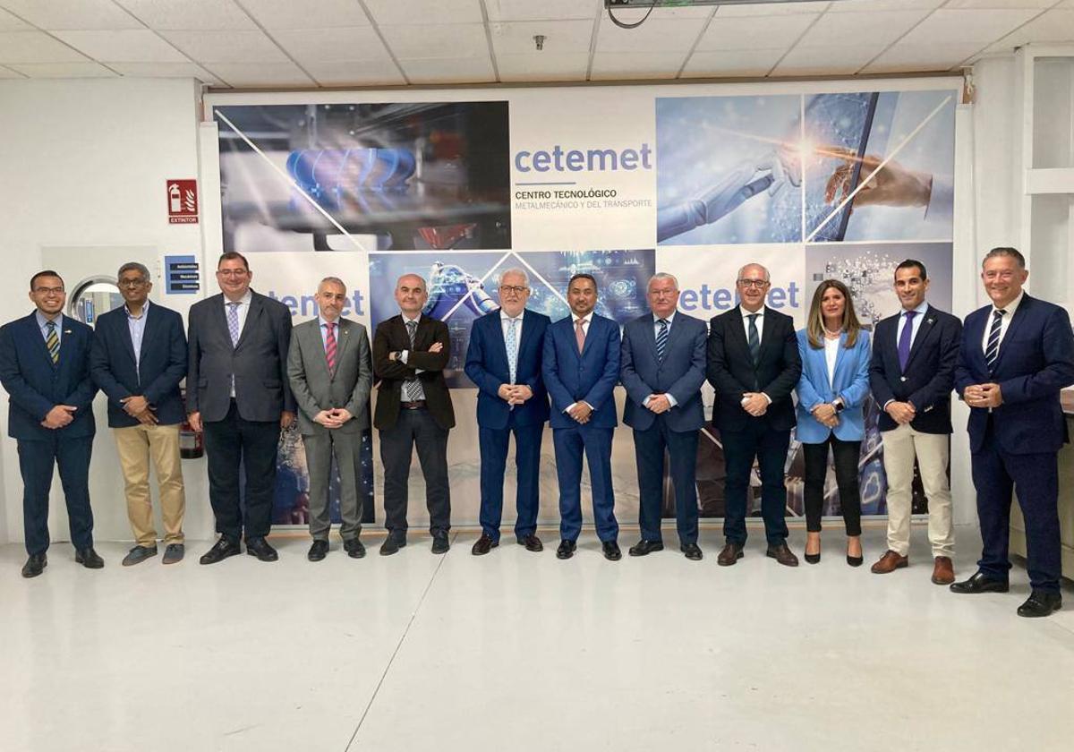 Autoridades y representantes institucionales acompañan al embajador de Malasia en España durante su visita a las instalaciones de Cetemet.