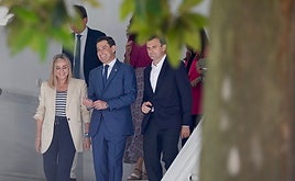 Moreno, ayer en el Parlamento junto a los alcaldes electos de Granada y Cádiz.