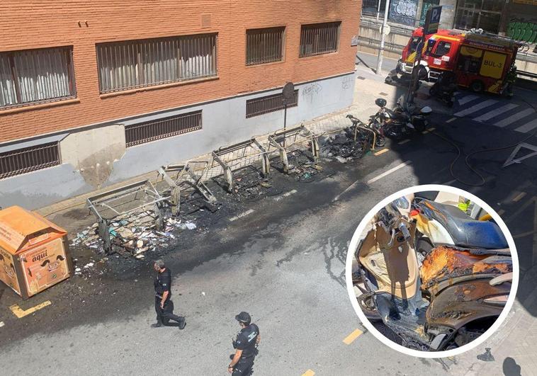 Contenedores quemados en la Avenida de Madrid. En detalle: una de las motocicletas afectadas.