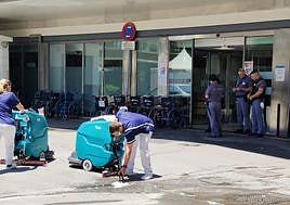 Operarios vacían los depósitos del agua recogida.