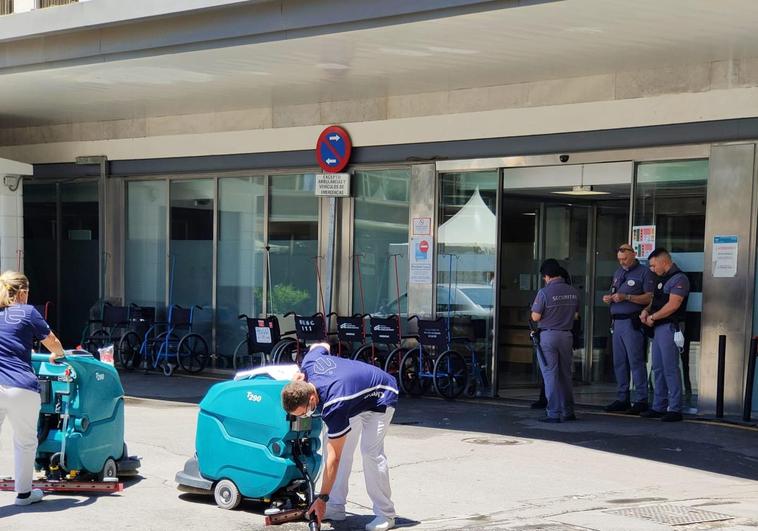 Operarios vacían los depósitos del agua recogida.