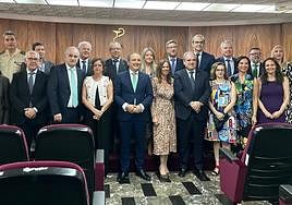 Foto de familia de las autoridades asistentes a la toma de posesión de la nueva junta directiva del Colegio Oficial de Farmacéuticos.