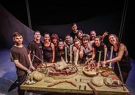Directores y técnicos, ante una mesa de atrezzo en el escenario del Teatro Alhambra.
