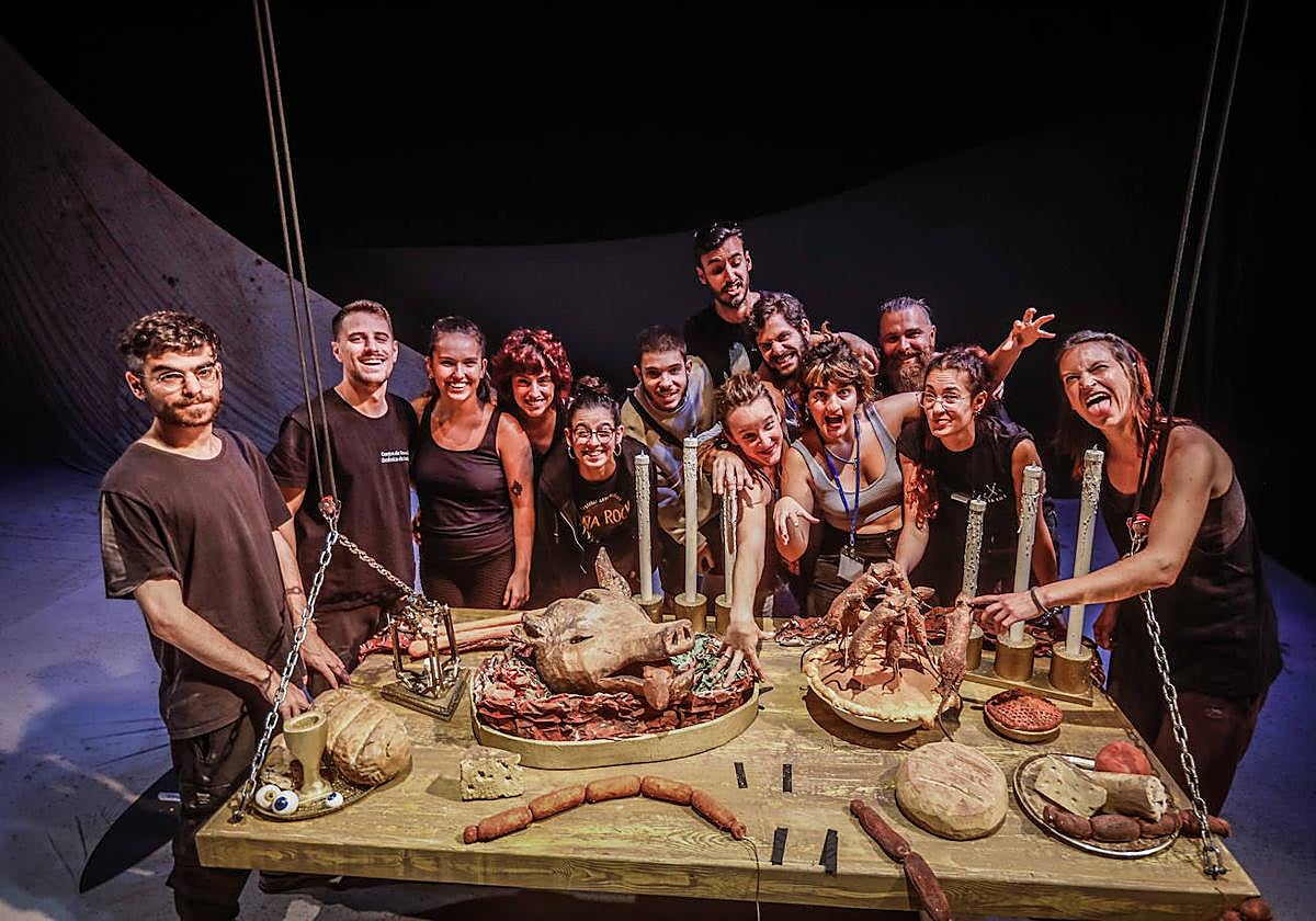 Directores y técnicos, ante una mesa de atrezzo en el escenario del Teatro Alhambra.