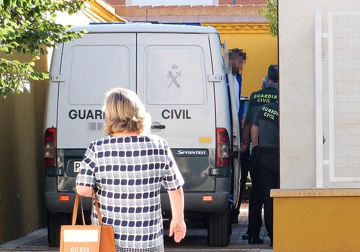 Momento del traslado de los detenidos.