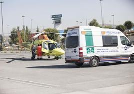 Un helicóptero y una ambaulancia del 061 en Granada, en una imagen de archivo.