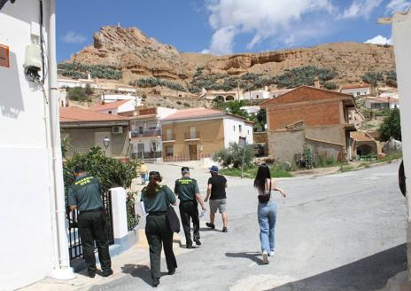 Imagen secundaria 1 - Dollar, Farah y Jesús Cisneros, agentes de la Guardia Civil. 