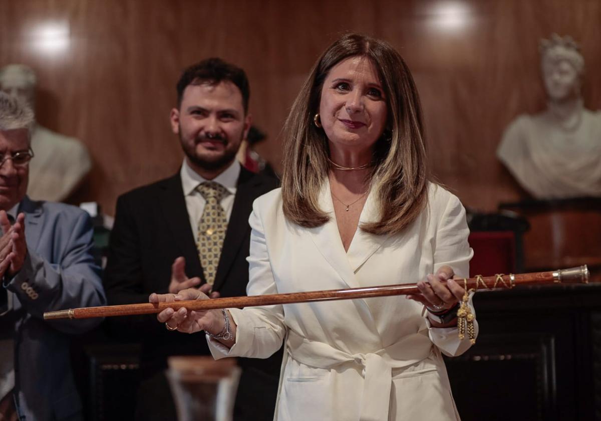 La nueva alcaldesa de Linares, Auxiliadora del Olmo, con el bastón de mando.